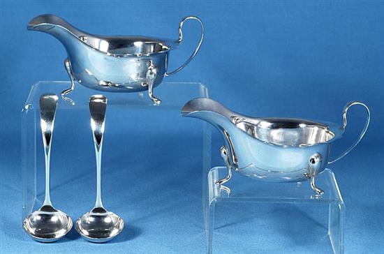 A cased pair of George V silver sauce boats and matching ladles, boat length 148mm, weight 8.8oz/276grms.